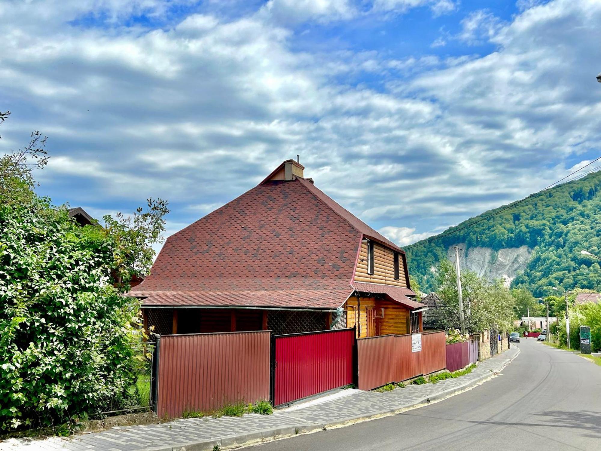 Hotel Хатинка Jaremče Esterno foto