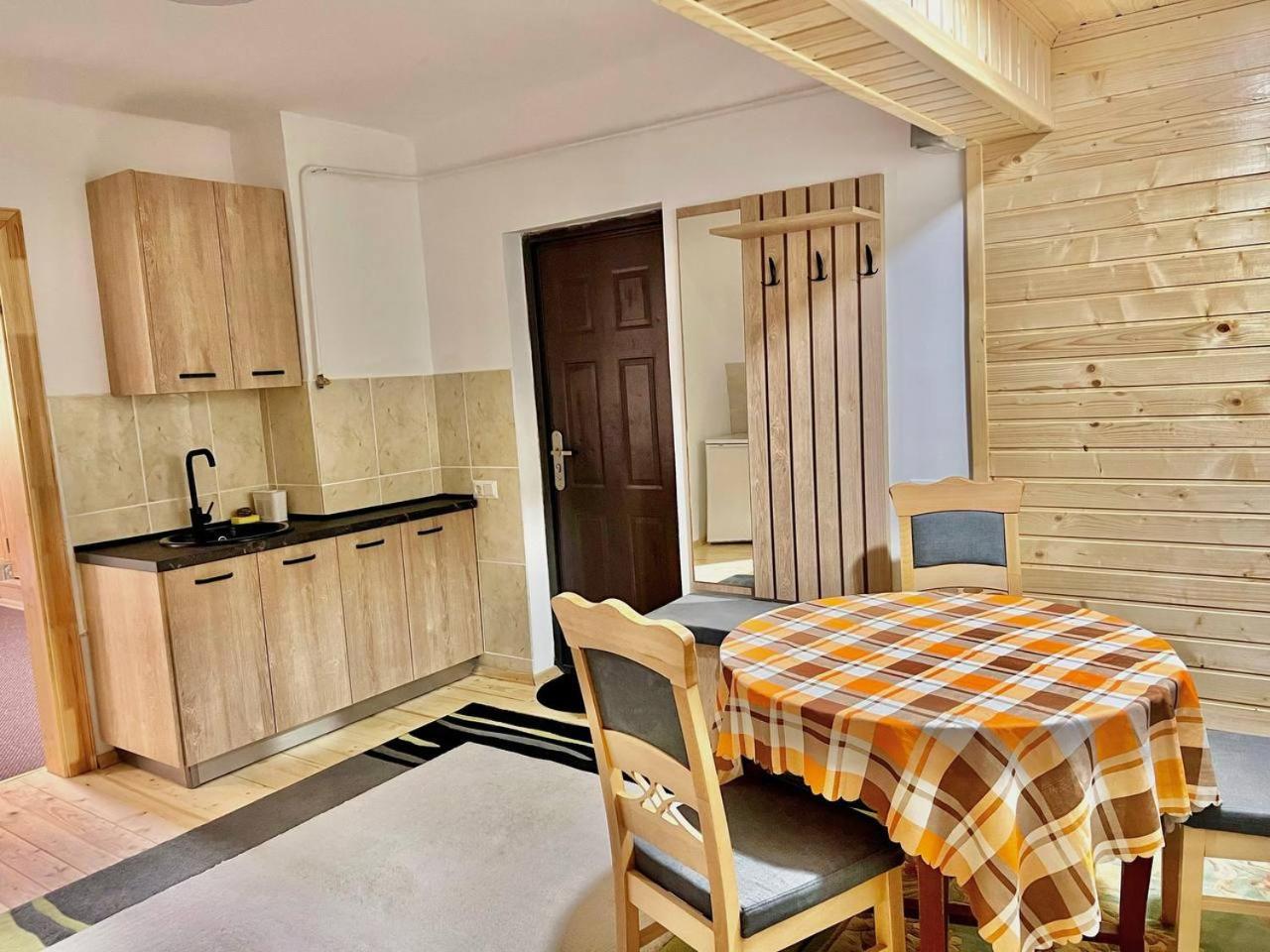 Hotel Хатинка Jaremče Esterno foto