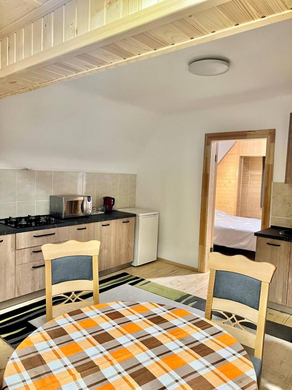 Hotel Хатинка Jaremče Esterno foto